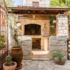 House Peace Kastel Sucurac