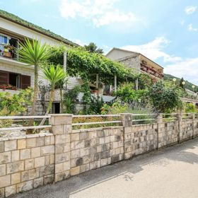 Apartments Ivana Trpanj