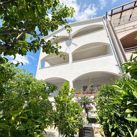 Apartments Mari Okrug Gornji