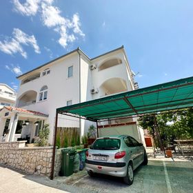 Apartments Mari Okrug Gornji