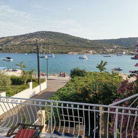 Apartments Srđan Vinisce