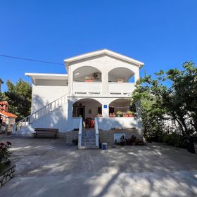 Apartments Franjo Mundanije