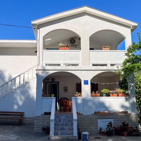 Apartments Franjo Mundanije