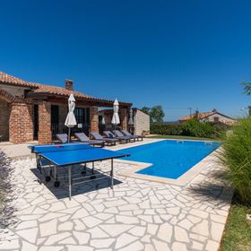 Villa Una u istarskom stilu s bazenom Vizinada