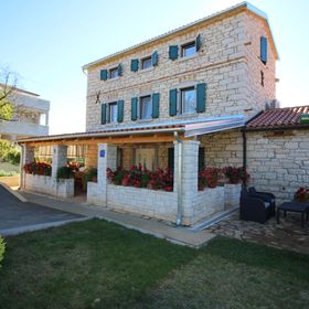 House Castello s velikom okućnicom Kastelir