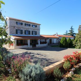 House Castello s velikom okućnicom Kastelir