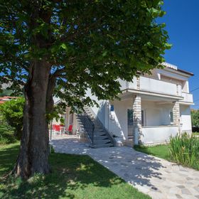 Apartments & rooms Dekanic Baska