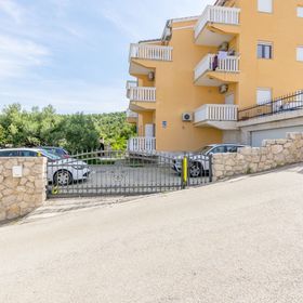 Apartment Kiara near the beach Bilo