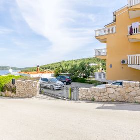 Apartment Kiara near the beach Bilo