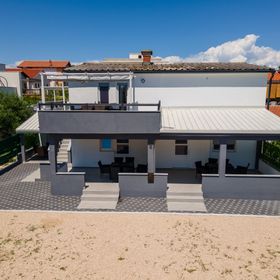 Apartments Villa Skundric Vir