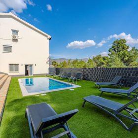 Villa Ivanovi Dvori Donji Karin