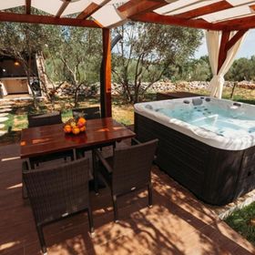 House Stone house with jacuzzi Lukoran