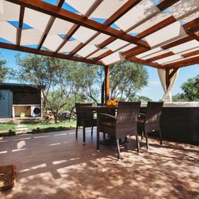 House Stone house with jacuzzi Lukoran