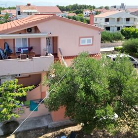 Apartments Leonardo Vrsi