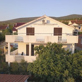 Apartment Tina Obrovac