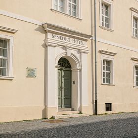 Hotel Benedict