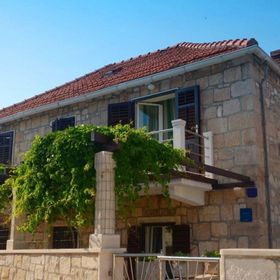 Apartment Zoran Postira