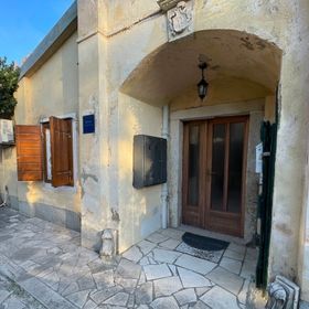 Apartmanok Parkolóhellyel Omis - 23914 Omiš