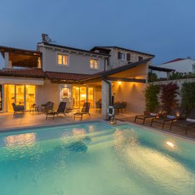 Villa Nar s bazenom i predivnim panoramskim pogledom na more Sveti Lovrec