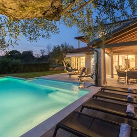 Villa Nar s bazenom i predivnim panoramskim pogledom na more Sveti Lovrec