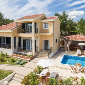 Seafront villa Noah Pridraga