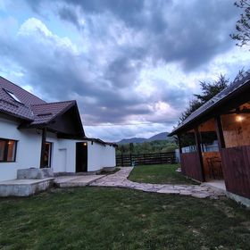 Cabana Pe un Picior de Plai Măgura