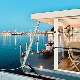 Dom Mindset Houseboats Puck