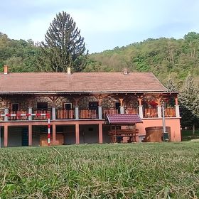 Grund Terasz Istenmezeje