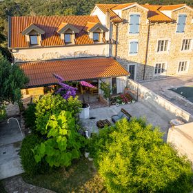 House Garden House Mundanije