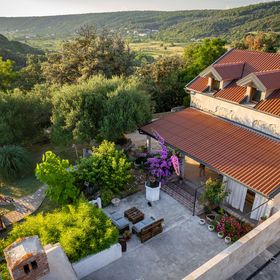 House Garden House Mundanije