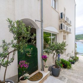 Apartments Duje Milna