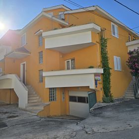 Apartments Sunflower by the sea Okrug Gornji