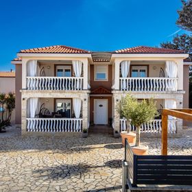 Apartmanok Parkolóhellyel Vir - 24090