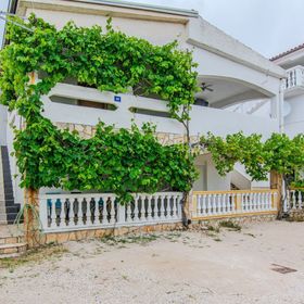 Apartmanok Parkolóhellyel Vir - 24560