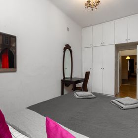 Large 4-Bedroom Apartment in the Heart of Old Town