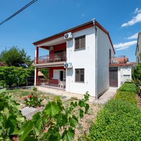 Apartmanok és Szobák Parkolóhellyel Sukosan, Zadar - 24693 Sukošan