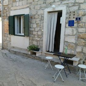 House Alice Kastel Gomilica