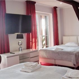 Apartament rodzinny 4-osobowy z balkonem z panoramicznym widokiem komfortowa Mazurska Chata Mikołajki