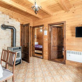 D9 Horgásznyaraló – vízparti gerendaház jakuzzival Hövej