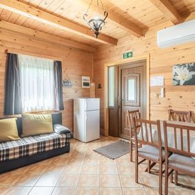 D9 Horgásznyaraló – vízparti gerendaház jakuzzival Hövej