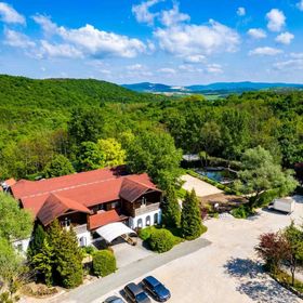 Pollushof Panzió és Étterem Csolnok