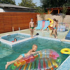 Hacienda Medencés & Gyermekkertes Vendégház Balatonboglár