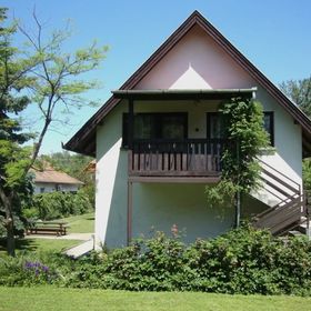 Gyöngyvirág Apartmanház Balatonboglár