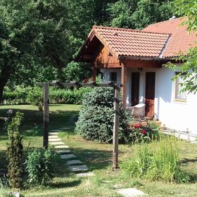 Almáskert Apartmanház Kerkafalva