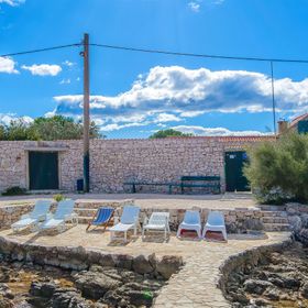 House Mislav Drvenik Mali