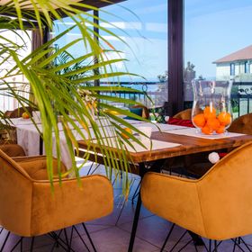 Apartment and Rooms Ana Podstrana