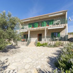 Apartments Albina Brodarica