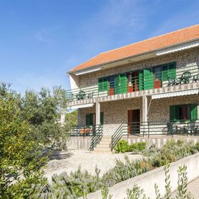 Apartments Albina Brodarica