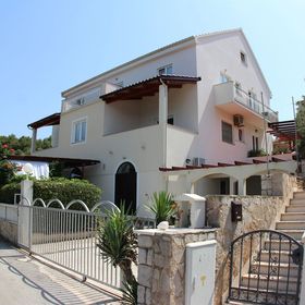 Apartment Nikola Jelsa