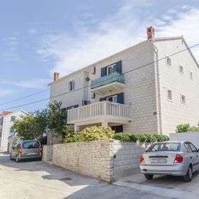 Apartments Tonko Postira